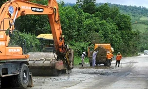 Vá sửa mặt đường, đảm bảo giao thông tuyến đường Hồ Chí Minh