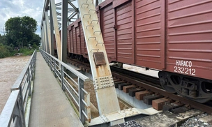 Điều 4 toa tàu nặng 200 tấn án ngữ trên cầu đường sắt