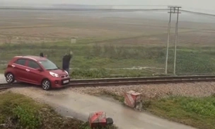 Lái tàu nhanh trí tránh vụ tai nạn khi ô tô chết máy chắn ngang đường sắt 