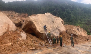 "Thần tốc" phá đá, thông tuyến QL27C qua đèo Khánh Lê