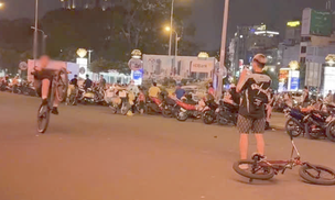CSGT TP.HCM xử phạt hai thiếu niên 'bốc đầu" xe đạp bằng một bánh