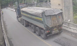 Rất cần kiểm soát xe quá tải qua cầu Đakrông