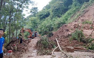 Mưa lũ ở Nghệ An: Hàng loạt tuyến đường bộ bị chia cắt, sụt trượt, hư hỏng nặng