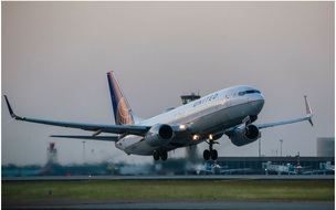 Hãng hàng không United Airlines tăng 5% lương trước thời hạn cho phi công