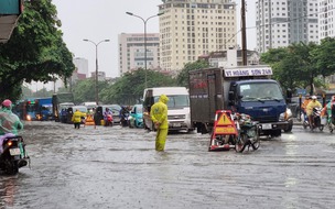 Cận cảnh nhiều tuyến phố Hà Nội ngập sâu, người dân khổ sở lưu thông