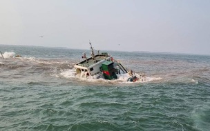 Kịp thời cứu 10 thuyền viên tàu SUNRISE 268 bị nạn ở vùng biển cửa Ba Lạt