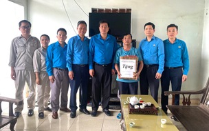 Công đoàn GTVT Việt Nam tặng quà, chia sẻ khó khăn với công nhân đóng tàu