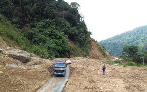 Video toàn cảnh sạt lở trên tuyến đường Hồ Chí Minh, Trường Sơn Đông