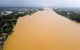 Lũ trên sông Hương vẫn ở mức báo động, duy trì lệnh cấm phương tiện thủy