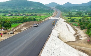 Tháo gỡ khó khăn vướng mắc, thúc tiến độ 04 dự án đường bộ cao tốc