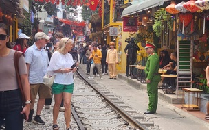 Hà Nội: Cảnh sát tuyên truyền ATGT, xử lý nghiêm vi phạm khu vực phố "cà phê đường tàu"