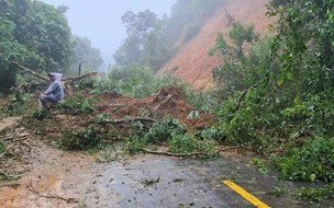 Giao thông nhiều nơi Trung Bộ vẫn chia cắt do mưa lũ