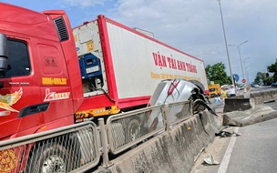 Xe đầu kéo tông nát xe con trên QL1 qua Quảng Ngãi