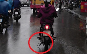 Lỗi không gạt chân chống xe máy khi lưu thông có bị phạt?