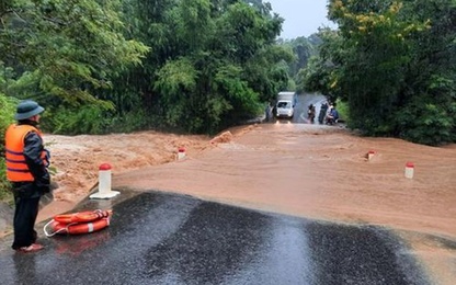 Mưa lớn gây ngập nhiều tuyến đường ở các tỉnh miền Trung