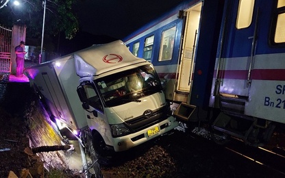 Khánh Hòa: Ôtô kẹt trên đường ray xe lửa, tài xế may mắn thoát nạn