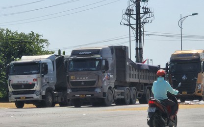 Hà Nội: Ôtô tải chở đất không phủ bạt, xe tự chế "tung hoành" ở Quốc Oai