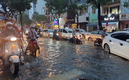 Nhiều tuyến phố Đà Nẵng ngập sâu, CSGT dầm mưa "cứu hộ" phương tiện giúp dân