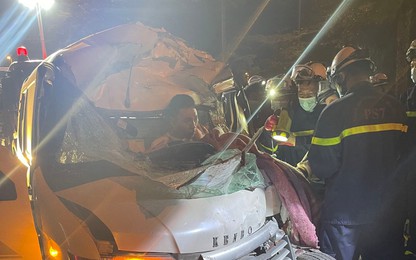 Cận cảnh cảnh sát cắt cabin cứu tài xế mắc kẹt trong ôtô sau TNGT