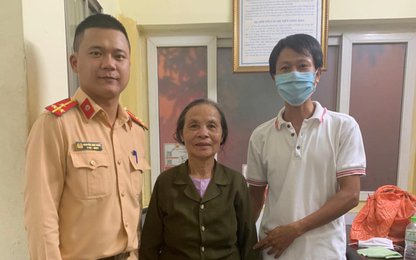 CSGT tận tình giúp tìm người nhà cho cụ bà đi lạc ở Hà Nội