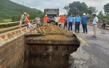 Nhiều kết cấu hạ tầng giao thông ở Quảng Nam thiệt hại nặng sau bão số 5