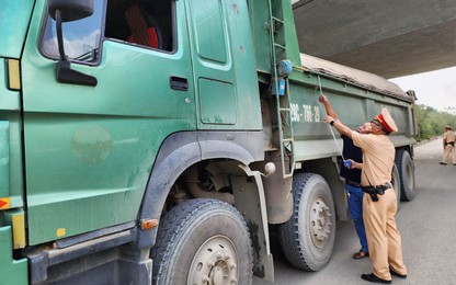 Hà Nội: CSGT tuần tra bằng môtô bắt xe tải "hổ vồ" vi phạm trên quốc lộ