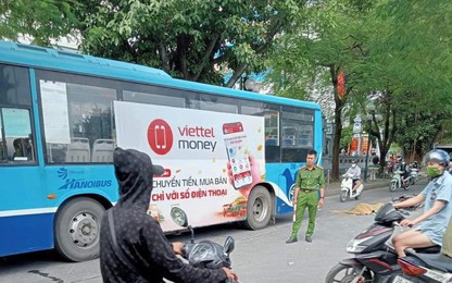 Hà Nội: Hai xe máy va chạm, người phụ nữ ngã văng vào gầm xe buýt