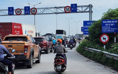 Hà Nội: Phớt lờ biển cấm, nhiều ô tô ngang nhiên đi vào làn xe máy trên cầu Thanh Trì