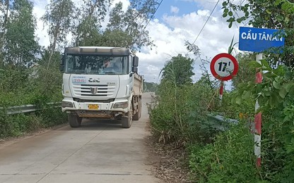 Quảng Ngãi: Xe ben chở đất dấu hiệu quá tải "cày xới" từ quốc lộ đến đường xã