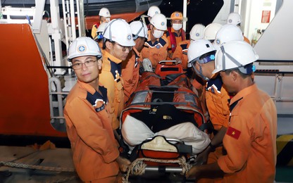 Liên tiếp hỗ trợ 2 thuyền viên nước ngoài bị tai nạn lao động trên vùng biển Việt Nam 