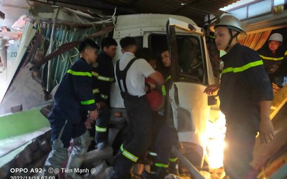 Hà Nội: Cảnh sát cắt cabin, cứu tài xế mắc kẹt sau tai nạn