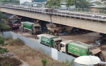 Hà Nội: "Xẻ thịt" gầm cầu đường sắt làm kho bãi, xưởng sửa chữa xe