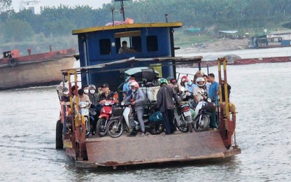 Hà Nội: Phà chở khách qua sông Hồng mất ATGT