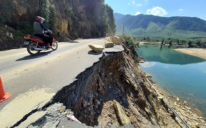 Chùm ảnh: Sạt lở nguy hiểm, đường tỉnh lộ ở Đà Nẵng nguy cơ chia cắt