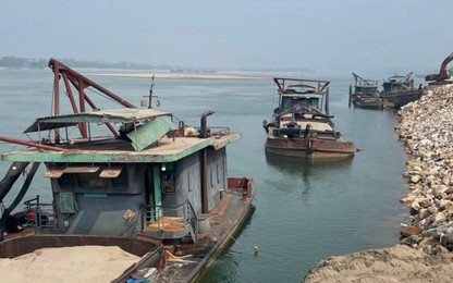 Hà Nội: Cảnh sát mật phục bắt 5 tàu "cát tặc" chuyên hoạt động về đêm trên sông Đà