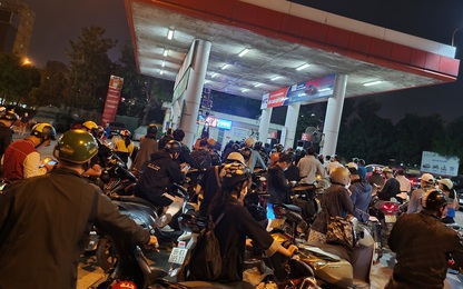 Người Hà Nội nửa đêm xếp hàng mua xăng: Điều bất thường hóa bình thường