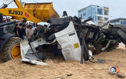 Bình Định: Xe chở bê tông bất ngờ đâm bờ kè rồi lao xuống biển, 1 người tử vong