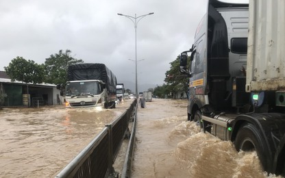 Mưa lớn, QL1 qua Thừa Thiên Huế ngập sâu gần nửa mét