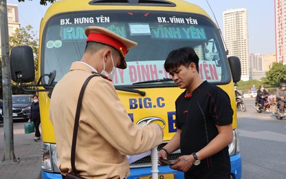 CSGT Hà Nội liên tiếp bắt xe khách chạy "rùa bò" khu vực Bến xe Mỹ Đình