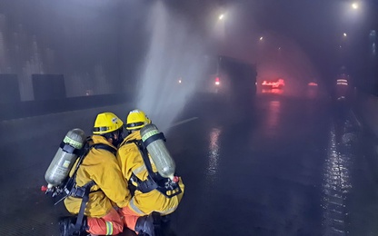 Cận cảnh diễn tập cứu nạn, cứu hộ xe bị tai nạn bốc cháy trong hầm Hải Vân