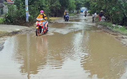 Người dân, phương tiện "đánh vật" với tuyến đường như "ruộng cày" ở Quảng Nam