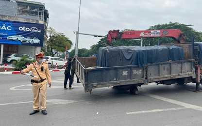 Hà Nội: CSGT nhanh chóng cứu hộ xe ôtô tải đang đi tuột bánh