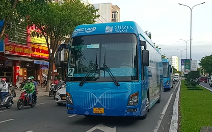 Đoàn xe ô tô khách dán kín quảng cáo diễu hành trên phố, CSGT Đà Nẵng xử lý thế nào?