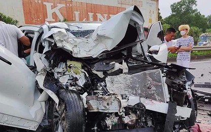 Tai nạn ô tô con với xe khách, nhiều hành khách hoảng loạn trên cao tốc