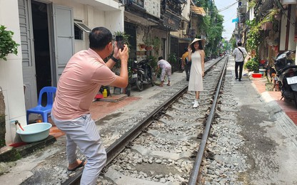 Cấm du khách vào "phố cà phê đường tàu" ở Hà Nội: Hai hình ảnh đối lập ở hai quận