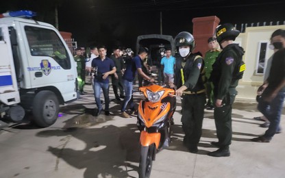 Cảnh sát vây bắt 42 "quái xế" tụ tập đua xe lúc rạng sáng tại Bình Định