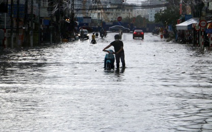 Nha Trang: Mưa lớn, nhiều tuyến đường ngập sâu, giao thông gặp khó