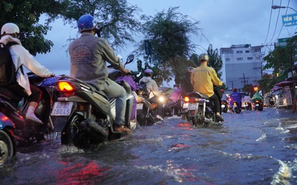 TP.HCM: Triều cường kèm mưa lớn khiến nhiều tuyến đường ngập sâu, di chuyển khó khăn