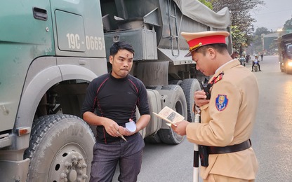 Yên Bái: Cảnh sát tuần tra lưu động bắt xe quá tải trên quốc lộ