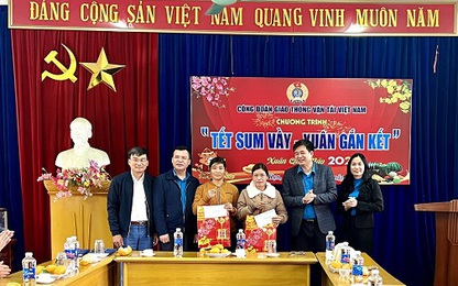 Công đoàn GTVT VN trao tặng quà Tết cho người lao động khó khăn